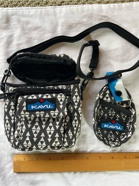 Kavu Black & White Geo Crossbody with Matching Key Pouch